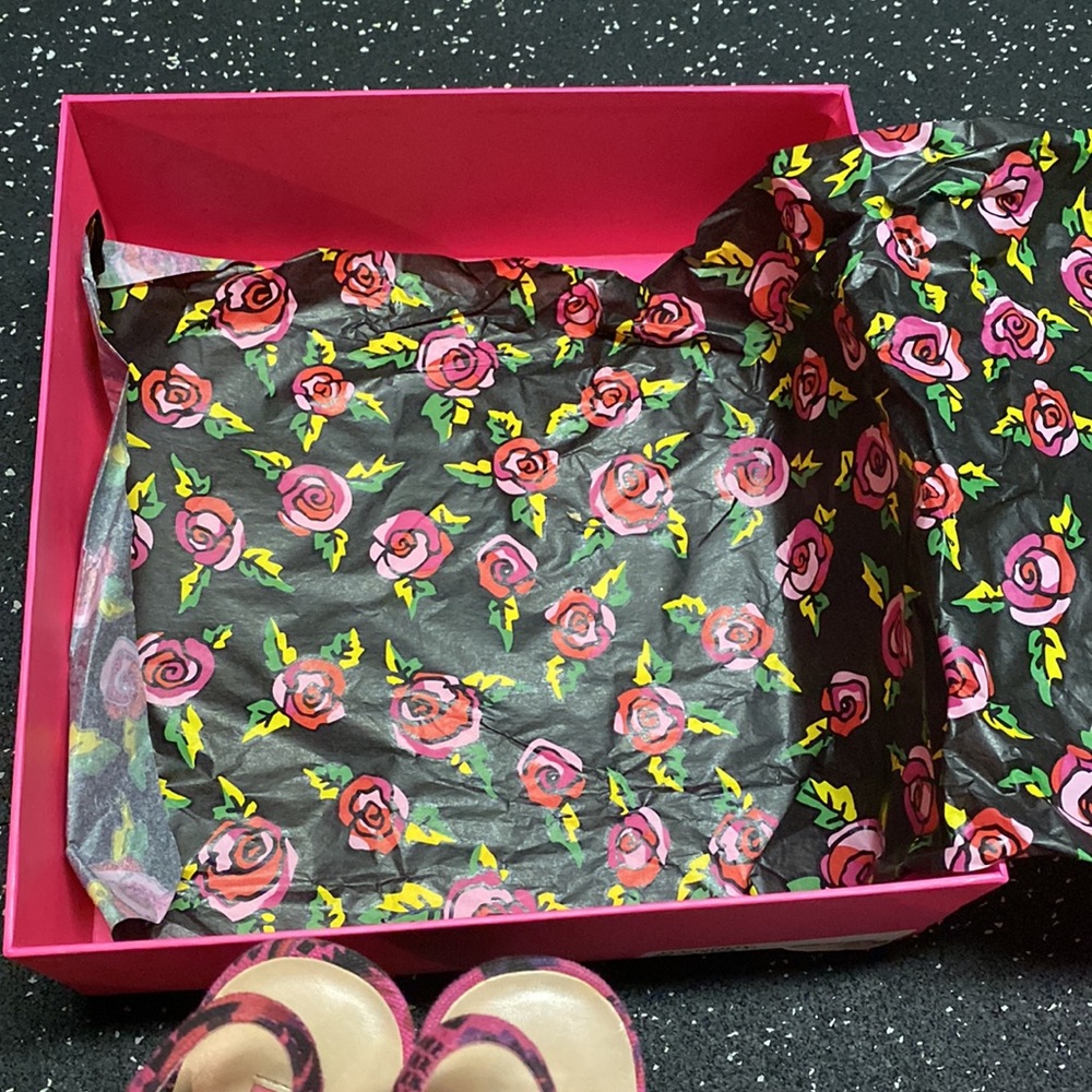 NIB Betsy Johnson Wenndy Fuchsia Multi Strappy Wedges - Picture 7 of 11